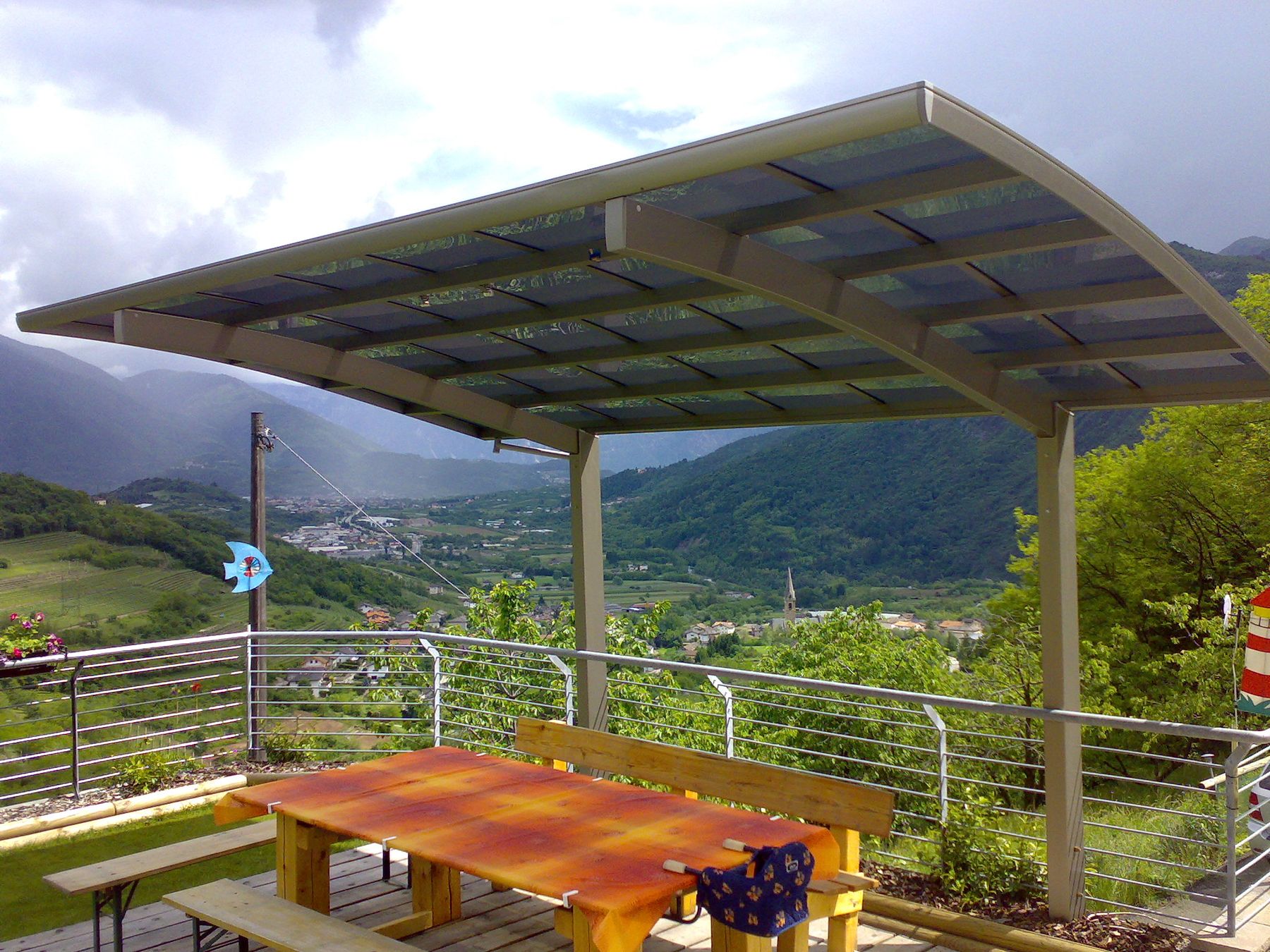 Copertura in alluminio e policarbonato su una terrazza con vista sulla valle