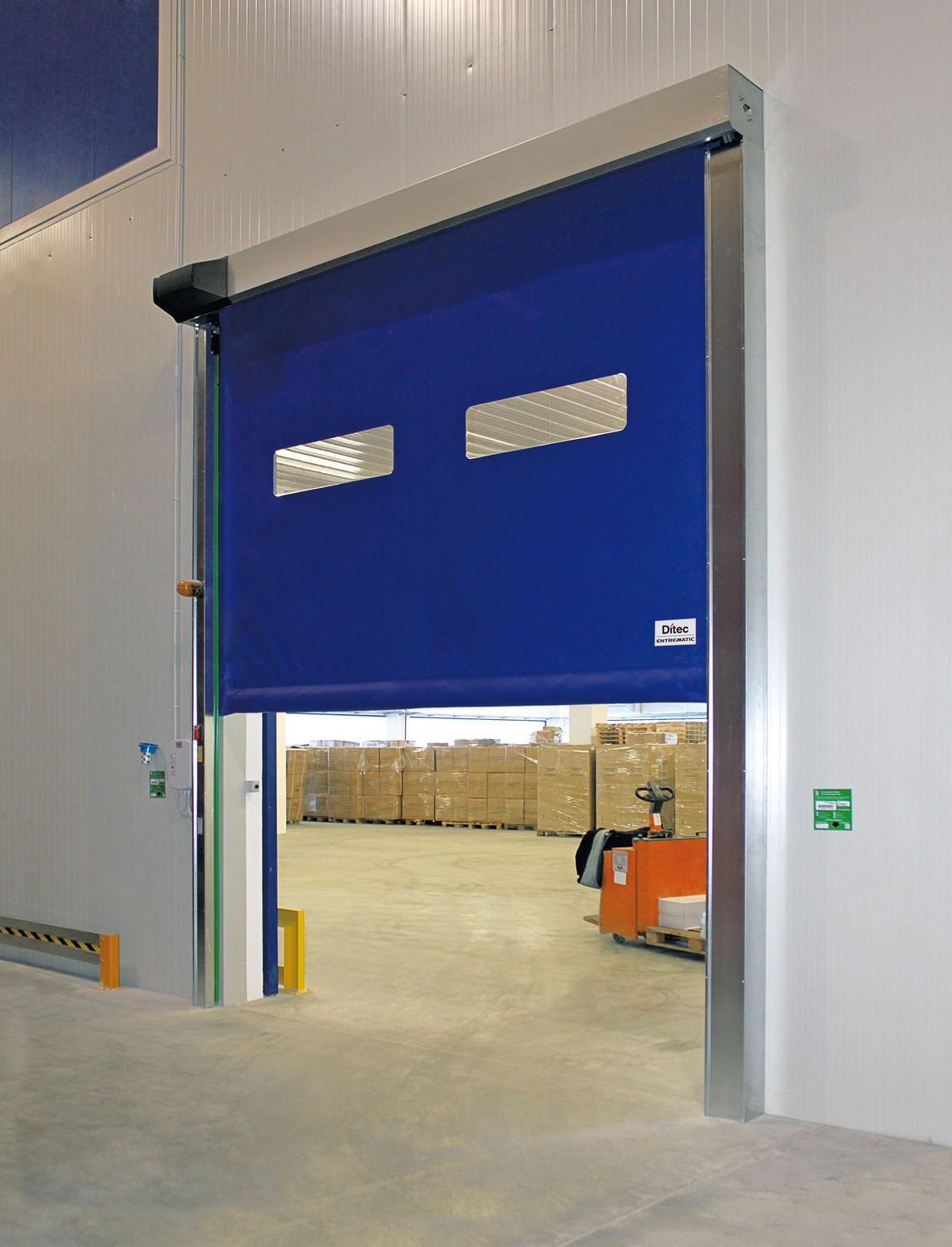 Porta rapida ad avvolgimento blu in un magazzino