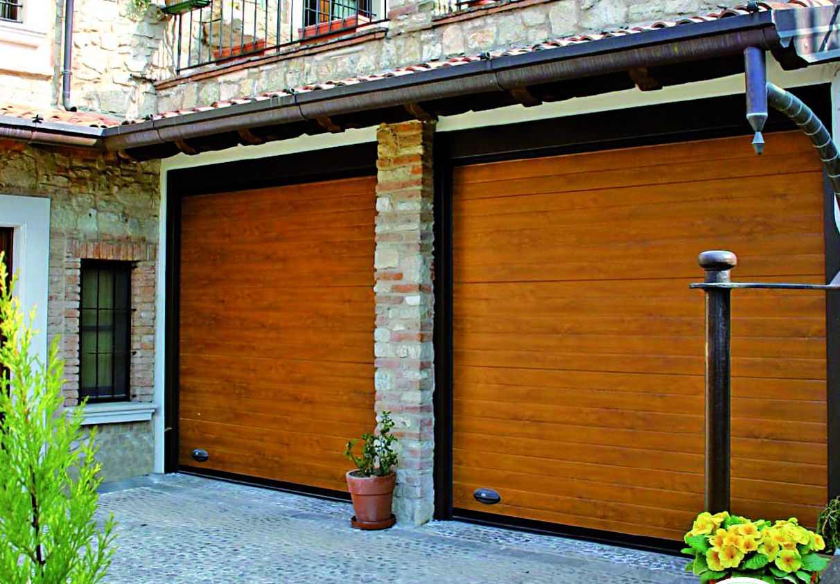 Due porte sezionali residenziali in finitura legno
